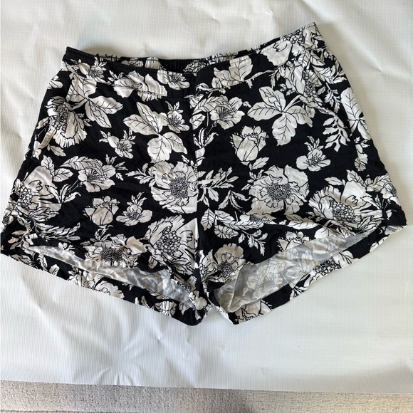 Old Navy Monochrome Floral Soft Shorts - Picture 1 of 4
